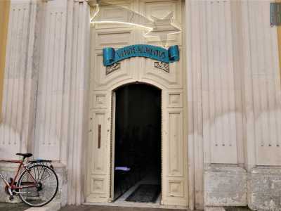 L�edificio del 1912 presenta un portale inscritto in una successione di archi a tutto sesto concentrici, ai quali corrispondono altrettante coppie di semicolonne